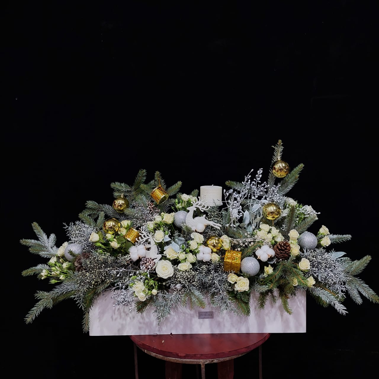 باکس گل زمستونی فلورانس کد 6480 باکس گل زمستونی فلورانس - ترکیب گرم و دلچسب گلهای فصلی زمستانی با رنگهای سفید، کرم و سبز کاج