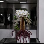 گل رومیزی با ساقه بامبو، ترکیبی مدرن و دکوراتیو از گل‌های مصنوعی یا خشک شده با پایه‌ای از چوب بامبو طبیعی.