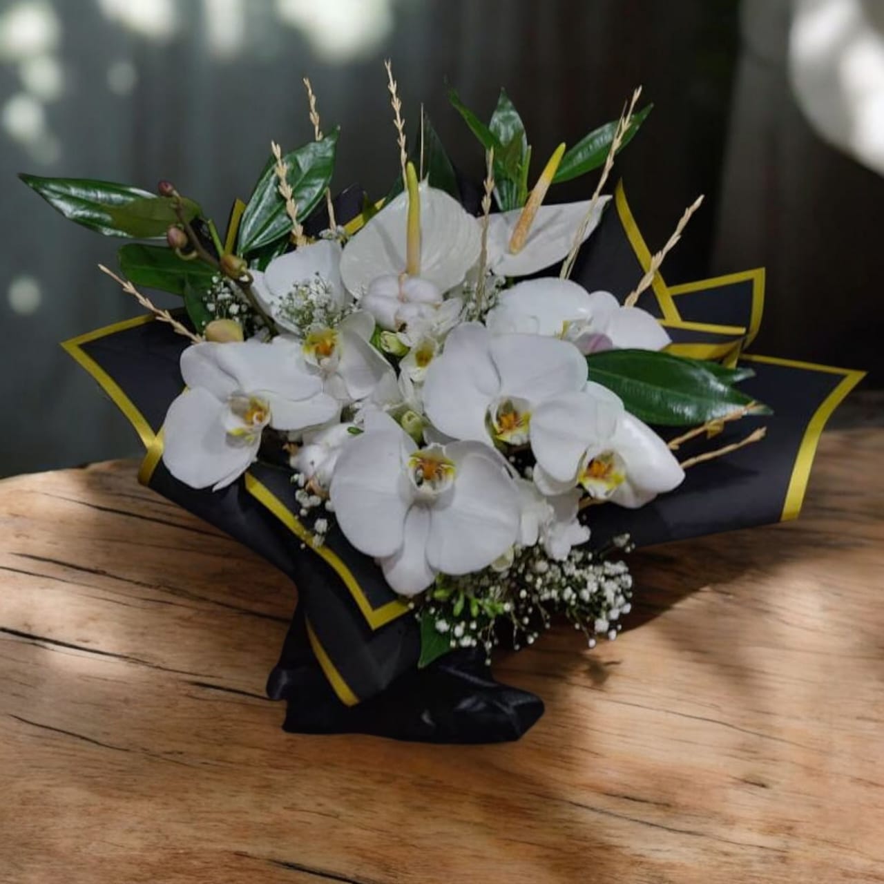 گلدان دسته گلی سفید کد 6606 گلدان دسته گلی سفید از فلورانس، ترکیبی کامل و آماده از گلهای سفید در یک گلدان تزئینی شیک برای دکوراسیون.