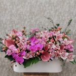 باکس گل تولد صورتی دخترونه، مجموعه‌ای شاد و رنگارنگ از گل‌های صورتی در جعبه‌ای تزئینی برای هدیه تولد دخترانه.