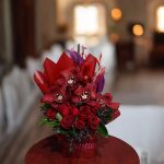 دسته گل رومیزی تازه و ظریف از گلفروشی فلورانس، مناسب برای تزیین میز پذیرایی یا میز کار.