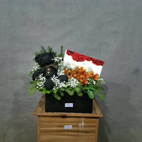 باکس مینیمال با ارکیده سیمبیدیوم ولنتاین - باکس ساده و شیک سفید یا خاکستری، ارکیده سیمبیدیوم سفید یا صورتی، گل‌های فصلی کم‌حجم از گلفروشی فلورانس