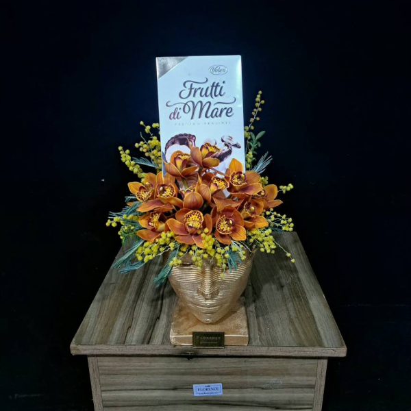 صورتک بالماسکه با سیمبیدیوم نارنجی ولنتاین - صورتک مخملی نارنجی با تزئینات براق، ارکیده سیمبیدیوم نارنجی شاخه‌بلند، گل‌های فصلی و باکس لاکچری از گلفروشی فلورانس