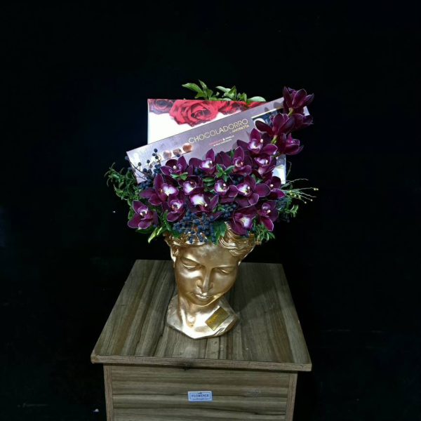 صورتک آتنا با شکلات وسیمبیدیوم بنفش ولنتاین - ست هدیه خاص با تم بنفش و طلایی، صورتک الهه آتنا، ارکیده سیمبیدیوم بنفش پایدار شده و شکلات فررو از گلفروشی فلورانس