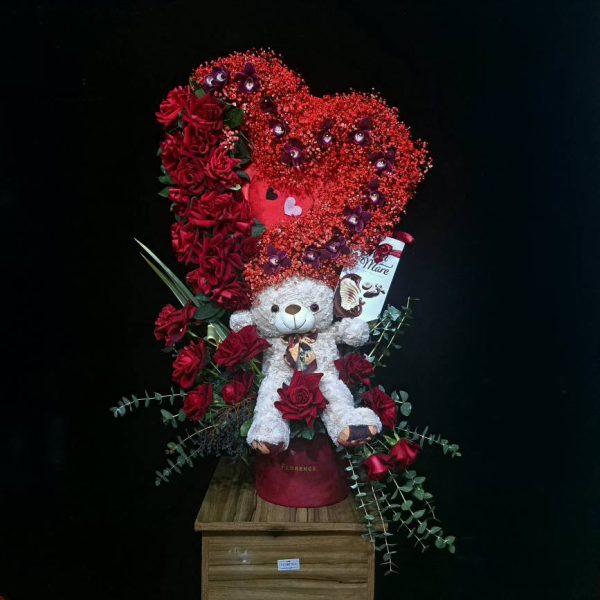 باکس بلند خرسی و رز ولنتاین - ست هدیه عمودی شامل خرس عروسکی بزرگ، رز پایدار شده قرمز، گل‌های خشک و باکس دکوراتیو بلند از گلفروشی فلورانس