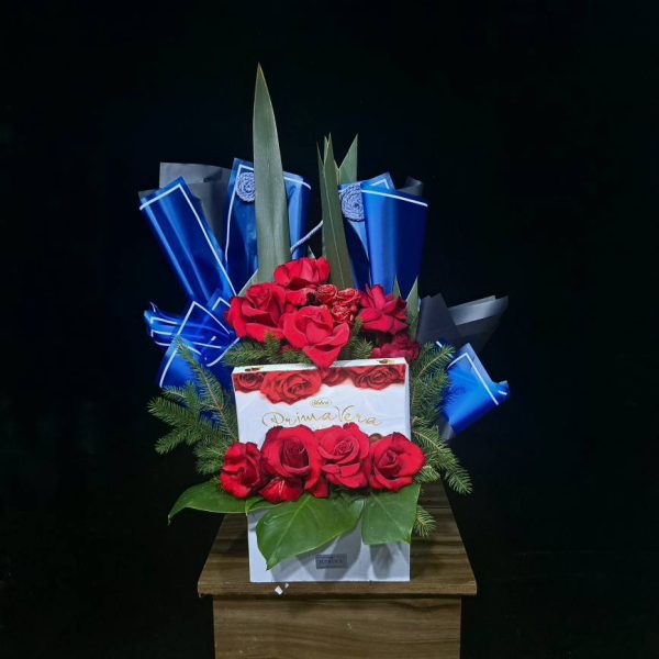 باکس سفید 30 سانت با رز و شکلات ولنتاین - ست هدیه روشن و لاکچری با تم سفید و طلایی، رز قرمز پایدار شده، شکلات فررو و باکس دکوراتیو از گلفروشی فلورانس