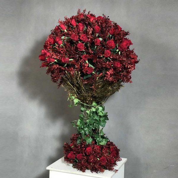 درخت رز قرمز ولنتاین به عنوان یک هدیه مجلل و ماندگار، طراحی شده با رزهای قرمز درختی شکل برای روز عشق.