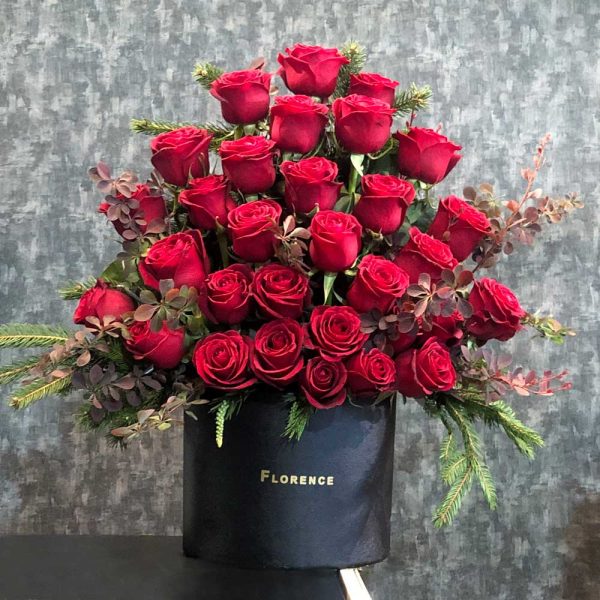 باکس رز یک طرفه ولنتاین، جعبه‌ای مجلل حاوی رزهای قرمز تازه و درجه یک با طراحی مدرن و تک‌وجهی برای هدیه روز عشق.