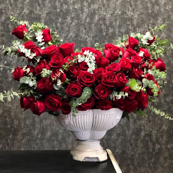 گلدان ورساچه با رز قرمز ولنتاین - هدیه‌ای لوکس شامل گلدان طرح ورساچه و رز قرمز ماندگار برای روز عشق.