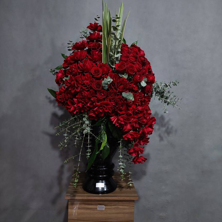 بلور با رز قرمز آبشاری، نماد عشق جاری و پرشور در دل یک گلدان کریستالی لوکس