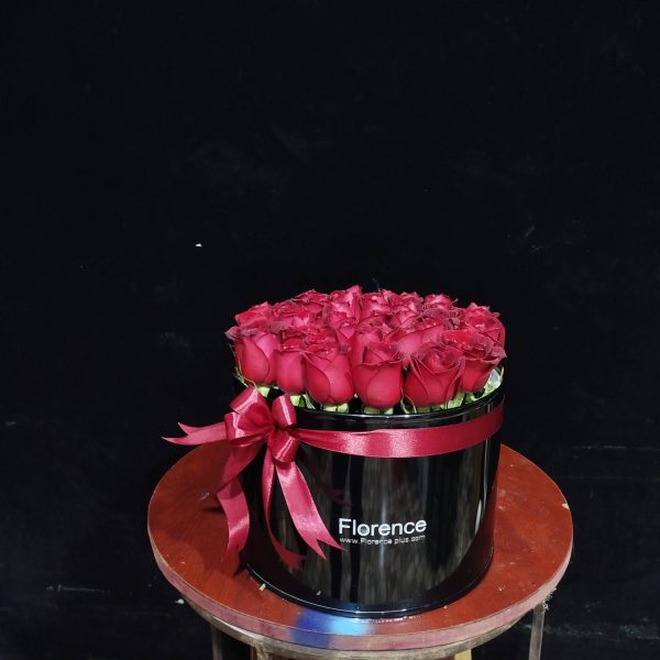 باکس مولتی کوچیک رز ولنتاین شامل چندین جعبه کوچک حاوی رزهای قرمز تازه، مناسب برای هدیه گروهی در روز عشق.