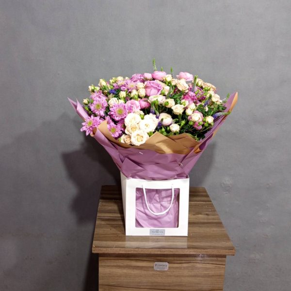 دسته گل اسفنجی ولنتاین به عنوان یک هدیه ماندگار و خلاقانه، ساخته شده از اسفنج با کیفیت در رنگ‌های قرمز و صورتی.