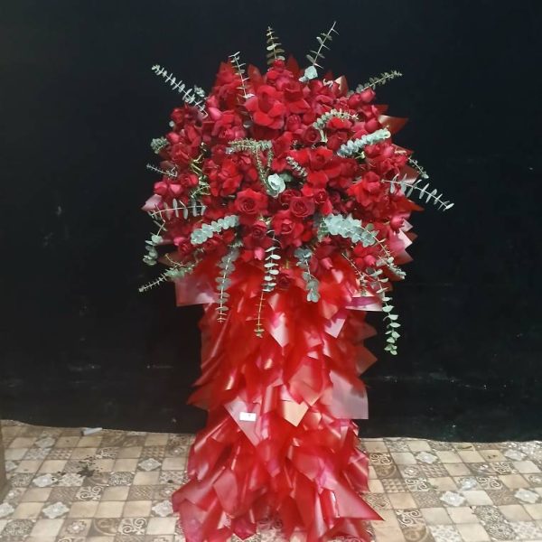 دسته گل لاکچری ولنتاین مجلل، ترکیبی از گل‌های لوکس و کمیاب مانند رز، ارکیده و لیزیانتوس برای هدیه روز عشق.