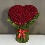 دسته گل قلب رز قرمز، دسته‌گل هنری و عاشقانه به شکل قلب، ساخته شده از رزهای قرمز تازه از گلفروشی فلورانس
