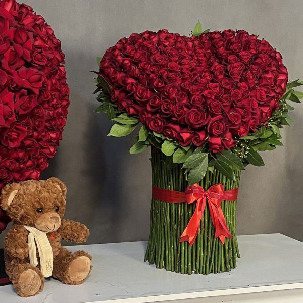 دسته گل رز قرمز به شکل قلب، هدیه‌ای خاص و لوکس ولنتاین با طراحی قلب برای غافلگیری معشوق