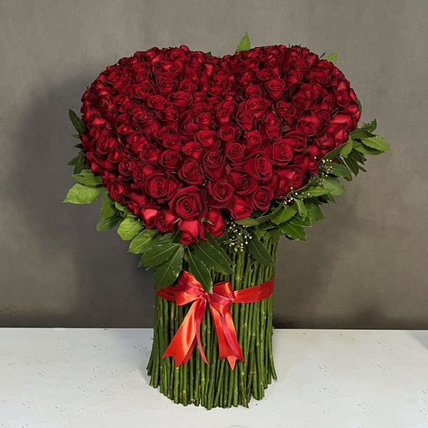 دسته گل قلب رز قرمز، دسته‌گل هنری و عاشقانه به شکل قلب، ساخته شده از رزهای قرمز تازه از گلفروشی فلورانس