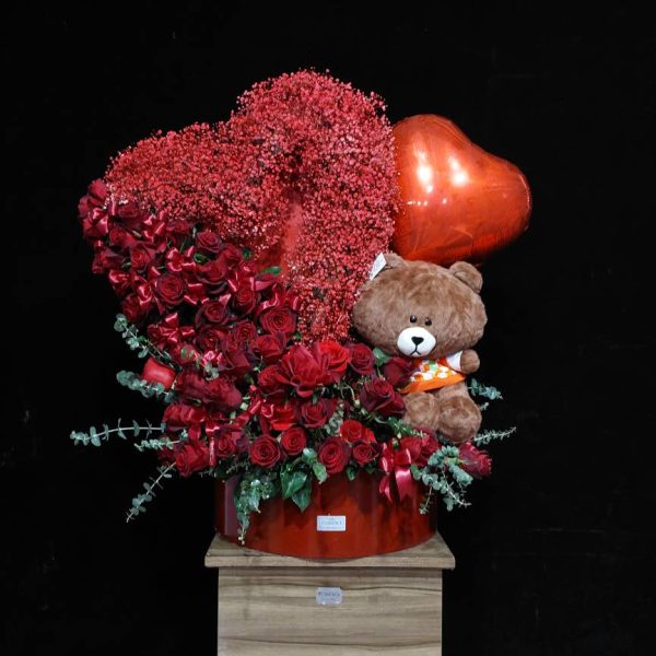 باکس گل ولنتاین قلبی - هدیه‌ای عاشقانه با طراحی قلبی و ترکیبی از گل‌های تازه