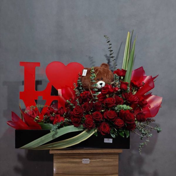 باکس 70 سانت رز ولنتاین مجلل با 50 شاخه رز قرمز تازه و درجه یک - هدیه‌ای خیره‌کننده
