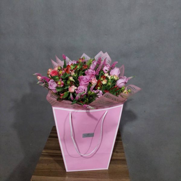 دسته گل ولنتاین با باکس حمل مخصوص - محافظت عالی از گل‌های تازه در حین ارسال - گلفروشی فلورانس