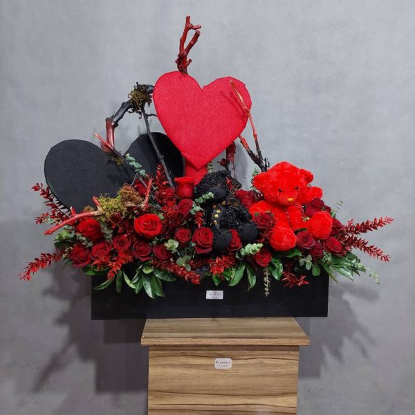 باکس رز ولنتاین مشکی لاکچری با رزهای قرمز تازه - هدیه‌ای مرموز و جذاب از فلورانس