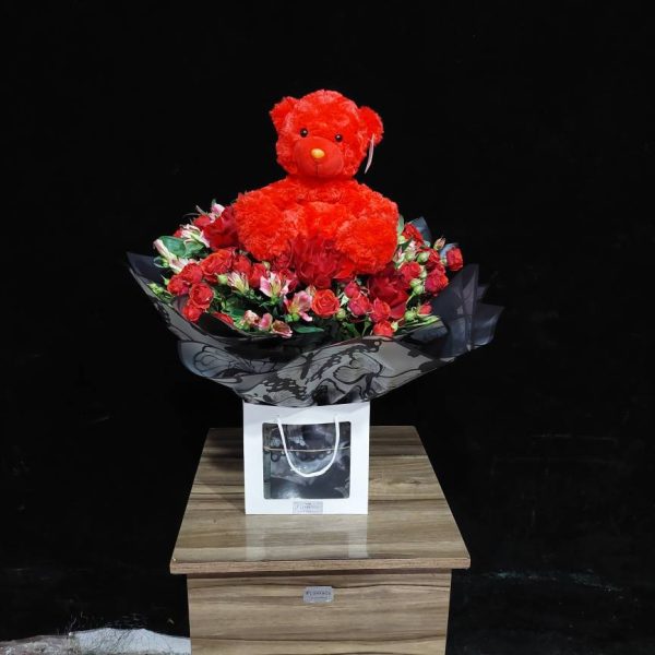 دسته گل اسفنجی ولنتاین به عنوان یک هدیه ماندگار و خلاقانه، ساخته شده از اسفنج با کیفیت در رنگ‌های قرمز و صورتی.