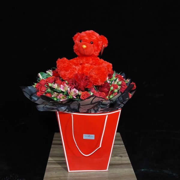 دسته گل سرخ ولنتاین کلاسیک با رز قرمز تازه و برگ‌های طبیعی - هدیه نمادین عشق از فلورانس