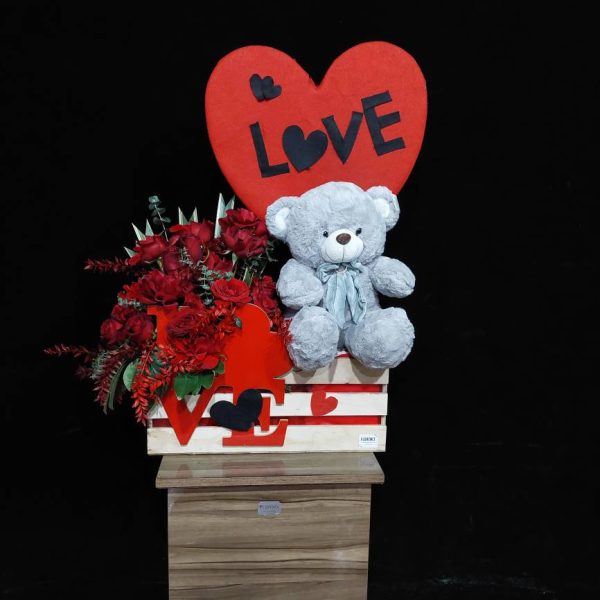 فریم جعبه گل رز قرمز ولنتاین لاکچری، ترکیبی از رزهای قرمز تازه در جعبه‌ای با قاب دائمی برای حفظ زیبایی.