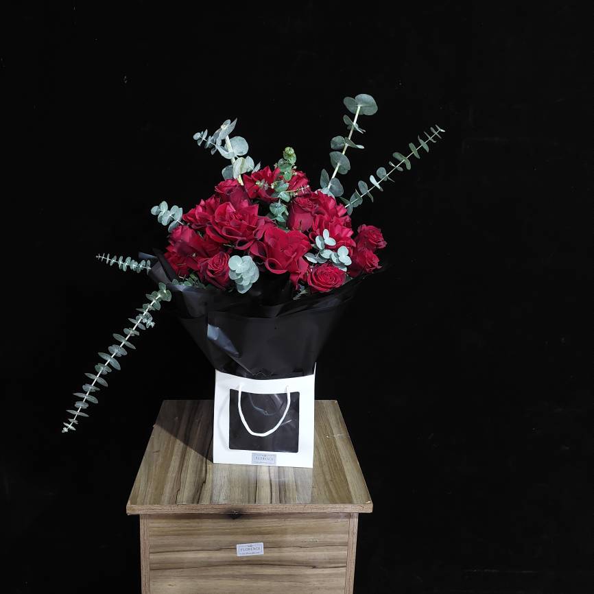 دسته گل رز ولنتاین تازه و لاکچر، شامل رزهای قرمز درجه یک برای هدیه روز عشق از گلفروشی فلورانس.