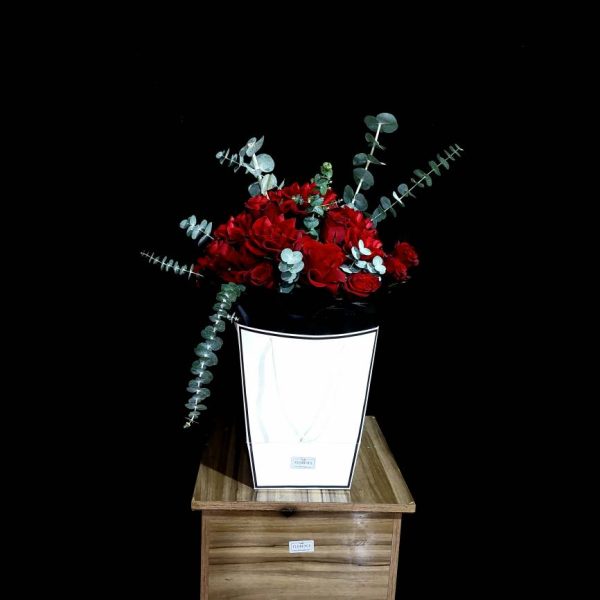 هدیه لوکس و سنتی ولنتاین: دسته گل رز قرمز تازه با طراحی کلاسیک و مجلل به نام دسته گل رز ولنتاین.