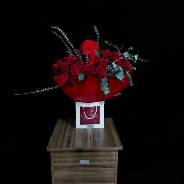 دسته گل عروسکی ولنتاین، ترکیبی بامزه و عاشقانه از گل‌های تازه و یک عروسک تدی کوچک برای هدیه روز عشق.