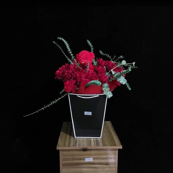 هدیه ولنتاین خلاقانه: دسته گل تزیین شده با عروسک، معروف به دسته گل عروسکی ولنتاین برای ایجاد لحظاتی شاد و رمانتیک.