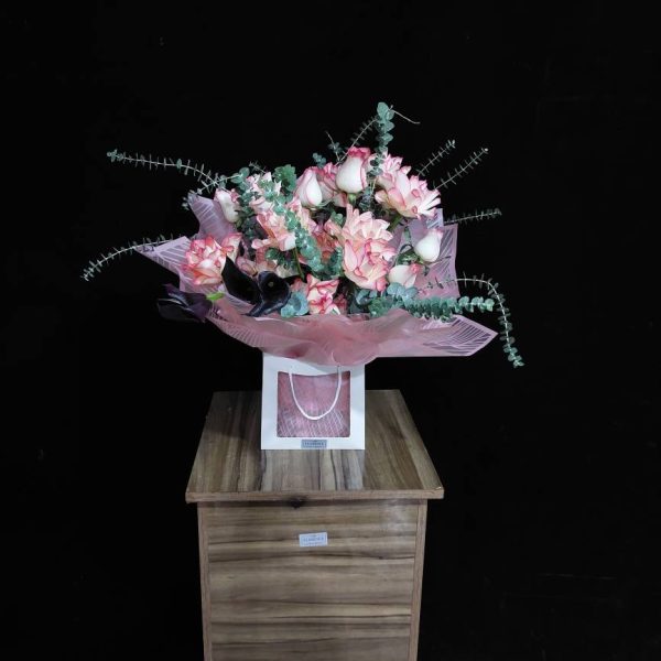 هدیه ولنتاین متفاوت و هنری: دسته گل طراحی شده به شکل ماتیک یا رژ لب، معروف به دسته گل ماتیکی ولنتاین.