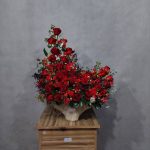 دسته گل رز قرمز در گلدان صدفی، هدیه‌ای لاکچری و عاشقانه برای روز ولنتاین از گلفروشی فلورانس