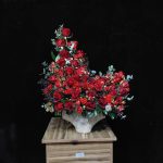 گلدان صدفی رز قرمز ولنتاین، ترکیب گل رز تازه با گلدان طراحی‌شده به شکل صدف برای هدیه روز عشق