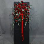 دسته گل رز قرمز روی پایه بلند، هدیه‌ای خاص و مجلل ولنتاین با قابلیت دکوراسیون از گلفروشی فلورانس