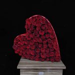 قلب یکدست رز قرمز ولنتاین، تندیس یکپارچه و پرتراکم از رزهای قرمز طبیعی، هدیه‌ای خاص از فلورانس