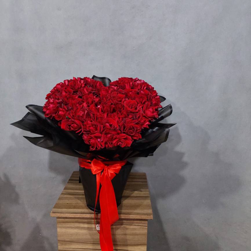 ۲۰۲۶۰۲۱۰_۱۸۲۳۳۵ دسته گل لاکچری رز قلبی ولنتاین - هدیهای اعلاء از رزهای قرمز تازه و درجه یک، آراسته شده در قلب رمانتیک.