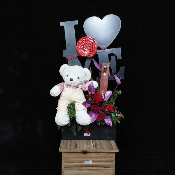 باکس 50 سانت خرس و شکلات ولنتاین - ست هدیه عاشقانه شامل خرس عروسکی بزرگ 50 سانتی، باکس گل رز و شکلات مارس، کیت‌کت و اسنیکرز