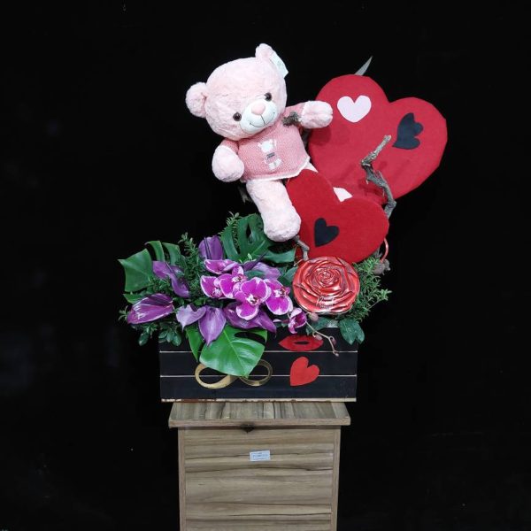 خرس صورتی با ارکیده و شکلات ولنتاین - ست کادوی دخترانه فانتزی شامل خرس عروسکی صورتی پاپیونی، ارکیده سفید شاخه‌ای و شکلات مارس و کیت‌کت از گلفروشی فلورانس