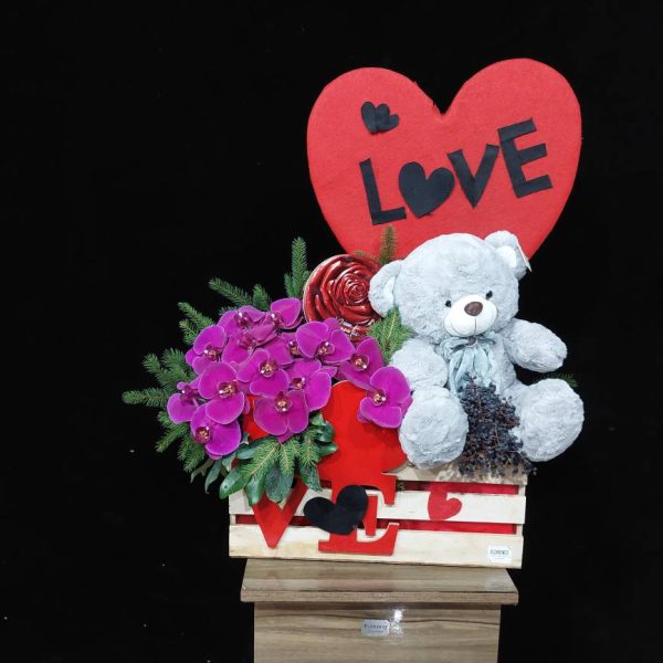 باکس خرسی با ارکیده بنفش ولنتاین - ست هدیه خاص و رازآلود شامل خرس عروسکی بنفش، ارکیده فالنوپسیس بنفش و باکس دکوراتیو شیک از گلفروشی فلورانس