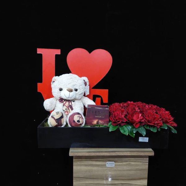 سطل قرمز با رز قرمز با دیزاین ولنتاین - باکس هدیه دوکاره شامل سطل فلزی قرمز با طرح قلب، رز شاخه بلند هلندی و روبان ساتن از گلفروشی فلورانس