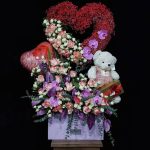 فریم گل بزرگ با شکلات ولنتاین - قاب دیواری لاکچری سایز بزرگ با گل‌های طبیعی پایدار شده، باکس شکلات مارس، کیت‌کت و اسنیکرز و رز قرمز هلندی از گلفروشی فلورانس