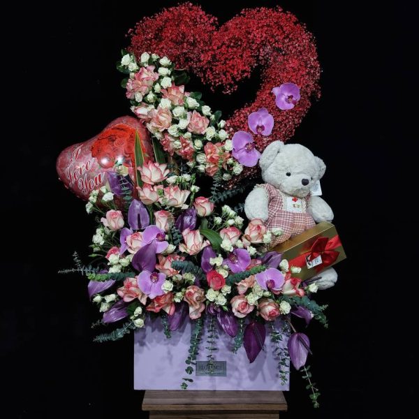 فریم گل بزرگ با شکلات ولنتاین - قاب دیواری لاکچری سایز بزرگ با گل‌های طبیعی پایدار شده، باکس شکلات مارس، کیت‌کت و اسنیکرز و رز قرمز هلندی از گلفروشی فلورانس