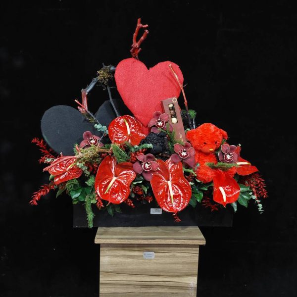 باکس ولنتاین با تم قرمز و شکولات - ست هدیه کامل روز عشق شامل رز قرمز شاخه‌ای، شکلات مارس و کیت‌کت و اسنیکرز، باکس دلوکس قرمز از گلفروشی فلورانس