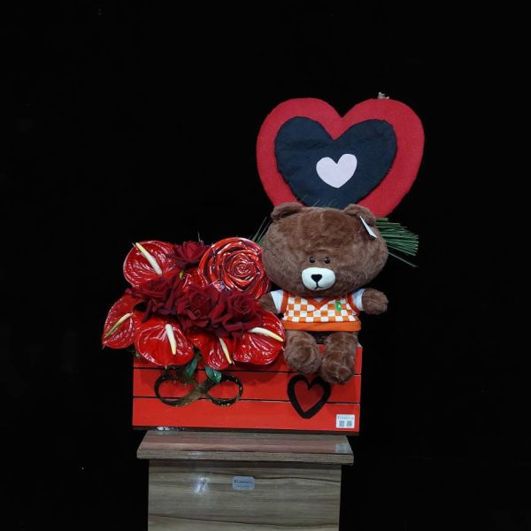 جعبه چوبی قرمز با رز و آنتریوم - باکس هدیه چوبی دست‌ساز قرمز، گل‌های طبیعی پایدار شده شامل رز و آنتوریوم، هدیه لاکچری ماندگار از گلفروشی فلورانس