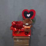 جعبه چوبی قرمز با رز و آنتریوم - باکس چوبی لاکچری به رنگ قرمز لاکی، شامل رز قرمز هلندی و آنتوریوم براق، هدیه عاشقانه خاص و ماندگار از گلفروشی فلورانس