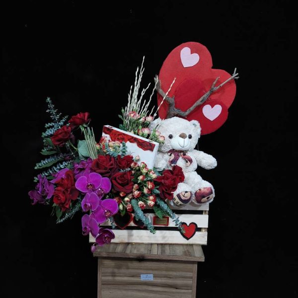 جعبه ولنتاینی با خرس و قلب و رز - ست کادوی روز عشق شامل خرس عروسکی پاپیونی، قلب دکوراتیو قرمز و رز پایدار شده در باکس کلکسیونی از گلفروشی فلورانس