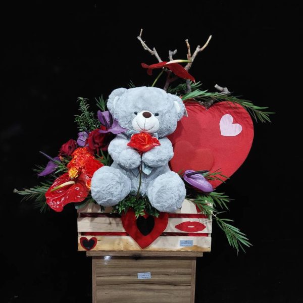 خرس مهربان رز قرمز دردست ولنتاین - خرس عروسکی قهوه‌ای روشن با روسری قرمز، رز شاخه‌بلند در دست، هدیه احساسی و داستانی از گلفروشی فلورانس